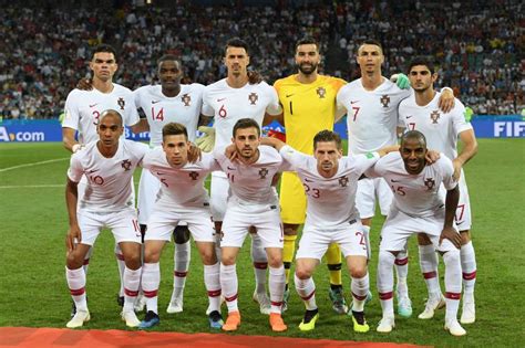 Seleção portuguesa de futebol) est la sélection de joueurs portugais représentant le pays lors des compétitions internationales de football masculin, sous l'égide de la fédération portugaise de football. Foot - Coronavirus - Portugal - Cristiano Ronaldo et la ...