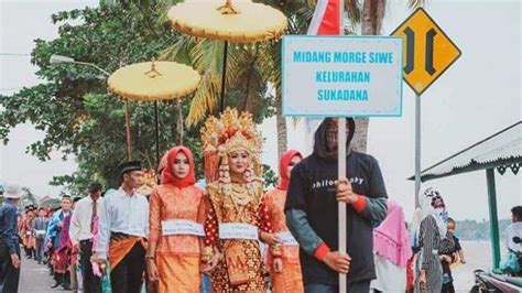 Dari penjelasan tersebut diperoleh kesimpulan bahwa budaya adalah suatu sistem pengetahuan yang meliputi ide dan pikiran manusia dan merupakan cermin yang lengkap dan sempurna dari budaya (alisyahbana, 1977). Pawai di Pinggiran Sungai Komering, Apa Itu Tradisi Midang ...