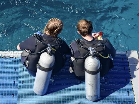 This is truly an amazing science magic trick because several scientific principles come into play to make the water appear to be suspended in the jar. Do Scuba Tanks Float? - AquaSportsPlanet