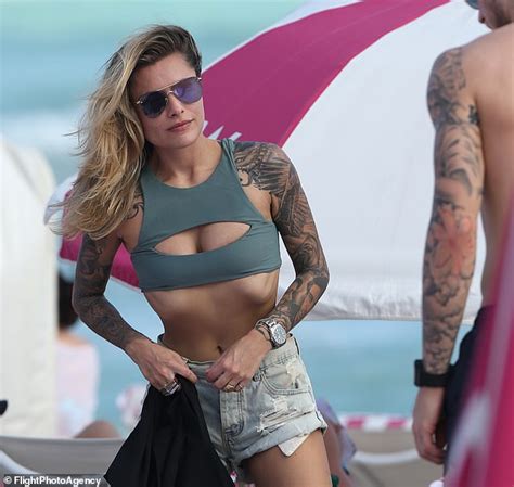 Loris karius, alman oyuncu sophia thomalla ile uzun süreli bir ilişki. Loris Karius enjoys Miami holiday with girlfriend Sophia ...