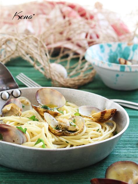 500 g vongole, 1 spicchio d'aglio, 1 peperoncino fresco, 250 g conserva di pomodorini, 4 fette di pane, prezzemolo, olio evo. Spaghetti alle vongole ricetta facile e infallibile - Keno'
