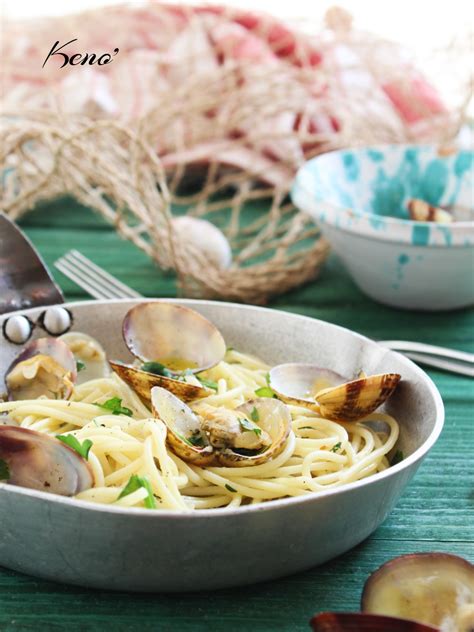 Ingredienti •400 g di spaghetti• •500 g di vongole• •2 spicchi d'aglio• •80 ml di vino bianco secco• •prezzemolo q.b.• •peperoncino q.b.• •olio extravergine d'oliva q.b.• •sale q.b.• •pepe q.b.• Spaghetti alle vongole ricetta facile e infallibile - Keno'