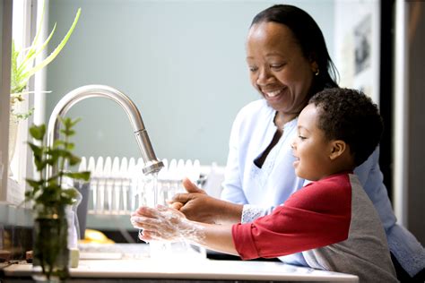 Mother and daughter hugging in the garden. Free picture: boy, mother, laughing, kitchen