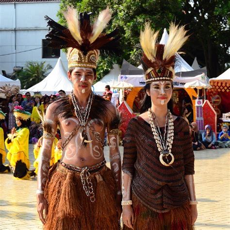 Nama pakaian adat indonesia mulai baju adat sumatera, jawa, pakaian tradisional sulawesi, ntt, papua. Menawannya Pakaian Adat si Mutiara Hitam (Papua Barat ...
