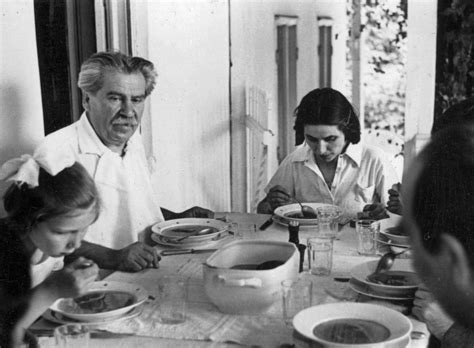 Van moederskant kwam hij uit een verarmde maar oude adellijke familie, terwijl zijn vader de. Móricz Zsigmond levese - Cultura.hu