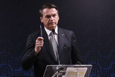 El presidente bolsonaro y el excomandante del ejército, edson pujol, en abril de 2019.sergio lima / afp. Datafolha aponta que 59% são contra renúncia de Bolsonaro ...