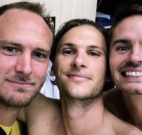 Den svenske veteranen andreas granqvist har lagt ut et bilde på instagram der han klemmer berg. Ekdal schickt Siegesgrüße aus der Kabine