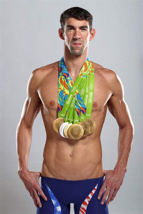 His extensive collection of medals is the result of the extreme amount of hard work and dedication he puts in his training every year. Michael Phelps compitió contra tiburón y decepcionó a todos