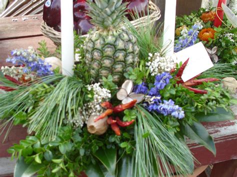 Same day delivery, low price guarantee.send flowers, baskets, funeral whether for a birthday or funeral, avas flowers, a family owned and operated professional florist is here to make your day as remarkable as it possibly. Colonial Williamsburg all natural centerpiece | Natural ...