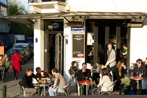 Flagey closes its doors to the public, but continues its activities online. Le bar du marché place Flagey