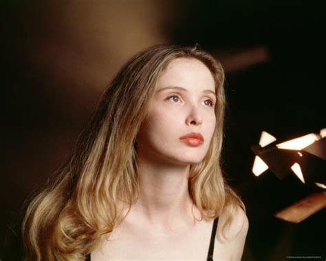 5 feet 6 inches (1.69 m). Julie Delpy Photo at AllPosters.com