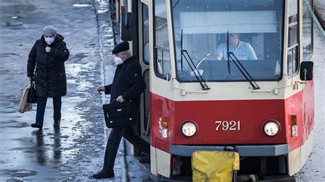 Určující bude vývoj epidemické situace a přírůstek počtu nakažených koronavirem. Havlíčkova pravidla otevření obchodů: povinný respirátor ...