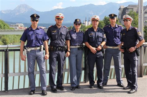 L'austria (verde scuro) nell'unione europea (verde chiaro). Polizia italiana con Polizia austriaca