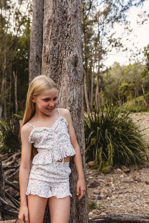 As part of a fertility research project, a male scientist agrees to carry a pregnancy in his own body. Junior Girl Ditsy Frill Shorts in Mni Rse D