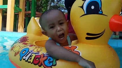 Kolam renang bestway inflatable water slide. Bermain air di kolam renang anak,,, - YouTube