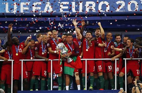 Portugalsko má asi 10 a půl miliónu obyvatel, tedy vlastně úplně stejně jako česká republika. Portugalsko - Francie 1:0, finále Eura v prodloužení ...
