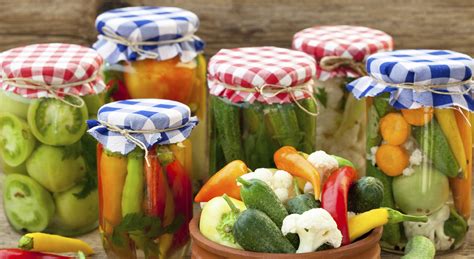 Peperoni, melanzane, pomodori e verdure miste, le ricette di conserve che vi lascio in questa raccolta sono perfette da preparare in estate e da gustare tutto l'anno come contorno sfizioso. Come preparare le verdure sott'olio | AIA Food