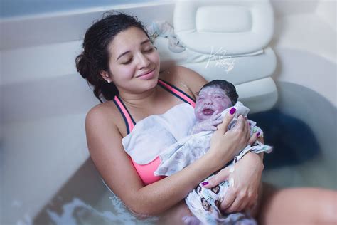 Whether you're celebrating her birthday, a baby shower, the holidays, or just want to say thinking of you looking for a sentimental gift for your pregnant sister or bff? I Captured My Friend Giving Birth All Naturally In Water ...