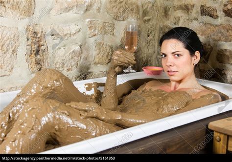 Einige frauen verwöhnen sich zudem kulinarisch: Frau in Badewanne mit Lehm - Stockfoto - #5161353 ...