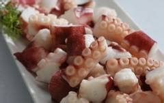 Δεν χρειάζεται να προσθέσετε νερό, γιατί το χταπόδι βγάζει δικά του υγρά. * Οι Συνταγες της Γιαγιας *: ΧΤΑΠΟΔΙ ΜΕ ΜΑΚΑΡΟΝΑΚΙ (NTR)