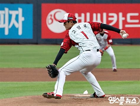 한국 야구대표팀이 31일 일본 요코하마스타디움에서 열린 2020 도쿄올림픽 b조 조별리그 2차전에서 미국과 맞붙었습니다. 카스포인트 '비의 남자' 고영표, 8연패 뒤 '3연승'