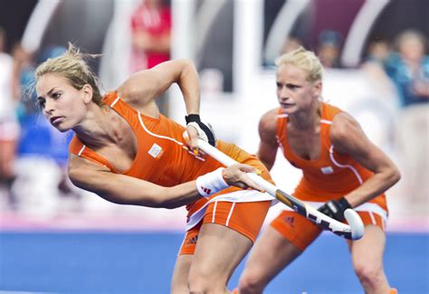 Waar zitten de verschillen tussen het voetbal en hockey of is het meer een verschil tussen mannen en vrouwen? Eva de Goede: 'Als hockey niet goed gaat, wat heb je dan ...