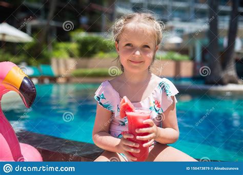 Foglia di palma ventilata costume da bagno corrispondenza famiglia. Bambina Sveglia In Costume Da Bagno Che Si Siede Vicino ...