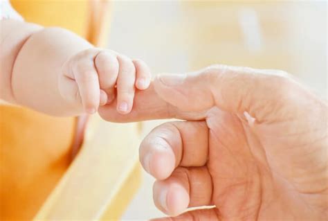 Das baby kann sich der länge nach in der schädellage oder der beckenendlage befinden. Ab wann drehen sich Babys? (alles, was du wissen musst ...