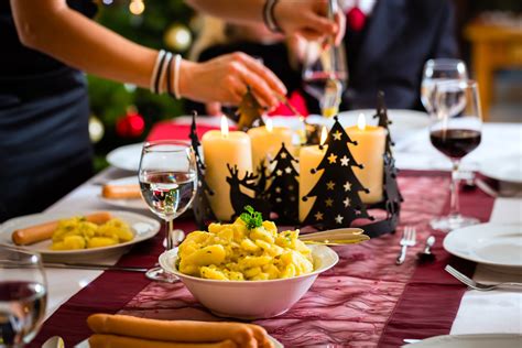 Fatto sta che a roma solitamente la cena della vigilia è di magro, vale a dire un pasto senza carne. Cosa si mangia a Natale nel mondo? Curiosiamo tra le varie ...