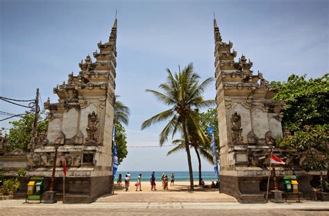 Menjelaskan bahwa rumah, bagi orang bali adalah keseluruhan bangunan dalam pekarangan yang bisanya dikelilingi tembok (panyengker). Bali Free Information: Candi Bentar Balinese Welcoming Gate