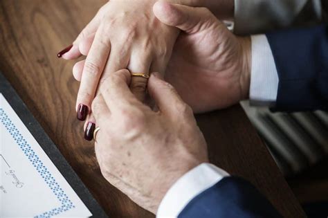 Fedi nuziali, anelli con diamanti e solitari, scopri la gioielleria di milano biffi gioielli per prodotti di alta qualità e prezzi convenienti. Regalo 11 Anni Fidanzamento - 10 Idee Regalo Originali Per ...