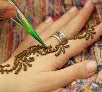 Private anbieter von henna tattoos, mit denen du einzeltermine vereinbaren kannst, findest du z.b. Ideen und Anleitung zum Henna Tattoo selber machen