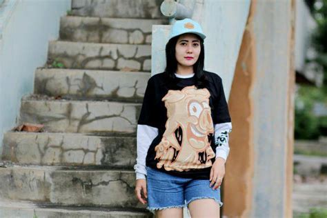 Caranya kamu chat admin wa dan sebutkan kebutuhan kaos 3second model mana, nanti kami akan kirimkan berbagai galeri. Wanita Cantik Foto Model Kaos Distro - Kumpulan Foto Model ...