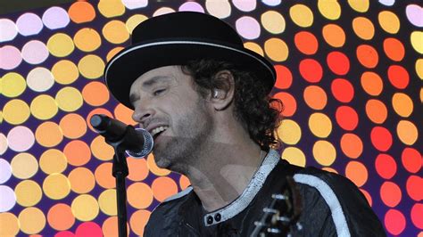 El músico argentino gustavo cerati cumplirá este 15 de mayo cuatro años en estado de coma y sin avances notables en su recuperación, aunque su mamá, lilian clark, confía en que el artista, en. Fallece el músico Gustavo Cerati tras 4 años en coma