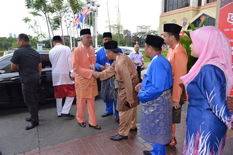 Upacara tersebut diiringi dengan nyanyian lagu umno. Perhimpunan Agung UMNO 7HB 2019 - UMNO