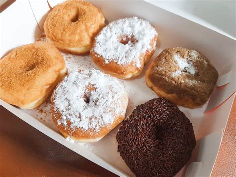 Donat merupakan sejenis kue yang pembuatanya cukup unik, yaitu di buat bulat seperti roda mobil.he.e. Cara Membuat Donat Kentang Tanpa Mixer Yang Pas Di Lidah