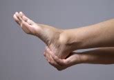 Im mittelfuß treten schmerzen an der fußsohle, oben auf dem spann und seitlich innen am fuß auf. Fußschmerzen im Mittelfuß - Einlagen stabilisieren ...