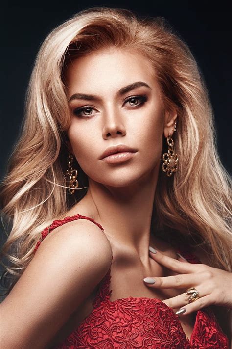 Bir kristal veya kristal katı, bileşenleri her yöne uzanan bir kristal kafes oluşturan. Picture of Viktoria Kristal