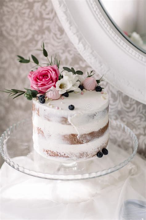 Es sind mehr als 42.000.000 stockfotos, vektorgrafiken. Hochzeits-Kuchen Mit Blumen Stockfoto - Bild von ...