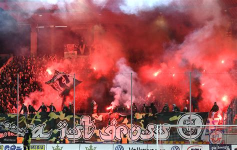Borussia mönchengladbach empfängt am sonntagabend hansa rostock. Hansa-Fans sorgen mit Leuchtraketen für Spielunterbrechung ...