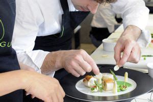 Nos cours culinaires offrent un choix varié entre des cours de cuisine, cours de pâtisserie/pain et cours de chocolat. Les meilleurs cours de cuisine de Paris