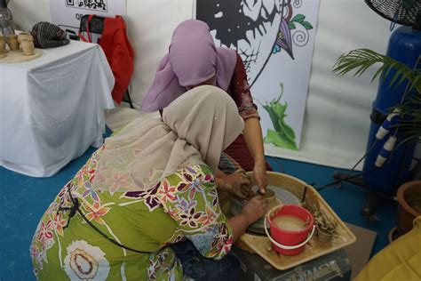 This annual exhibition at kompleks kraf showcases malaysian handicrafts such as weaving, ceramics, copper and jewellery, with demonstrations of traditional artisan techniques and handmade products for sale. HARI KRAF KEBANGSAAN (HKK) 2019 ANJURAN KRAFTANGAN ...