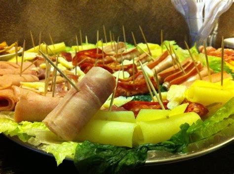 Al centro dell'incontro politico, questa volta al bar prestige, il vecchio select di via cannizzaro. Aperitivo Rinforzato - Foto di Drink it di Costantino ...