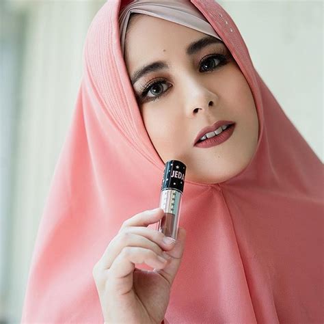 Dengan paduan aneka hijab yang anggun dan menawan. Cantik dan Anggun, Gaya 5 Artis Berhijab Jadi Model Lipstik Jedar - Halaman 2