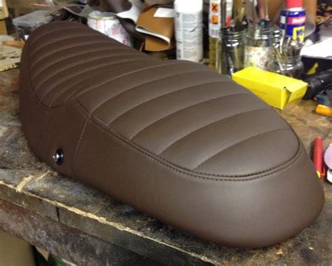 Its traditional flat shape allows the rider to change position on long rides. Triumph Bonneville seat in leather