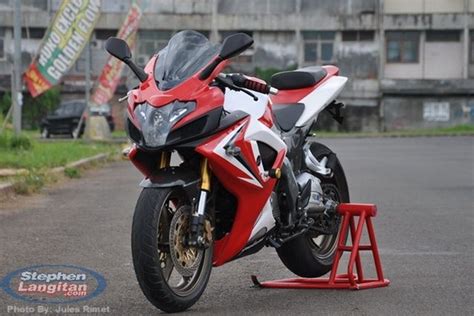 Avenger 220, as bajaj calls it, takes the game a step ahead and up close to the 'feel like god' theme the bike has been known for. Extreme makeover for the Bajaj Pulsar 220: The Rouser 220