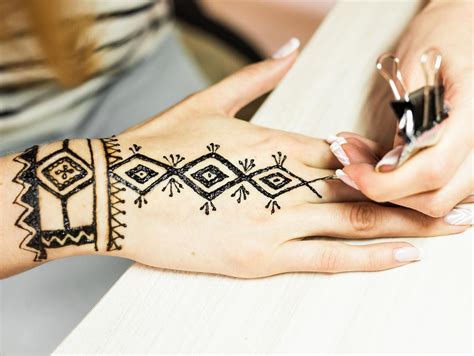 How long does a henna tattoo stay on? Temporary Tattoos that Last a Long Time - Thoughtful Tattoos