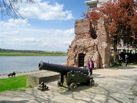 De beste restaurants in arcen, nederland. Der Maut- oder Zollturm von Arcen NL am Maasufer ... Foto ...