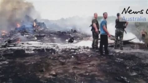 Die ersten lastwagen mit wrackteilen der über der ostukraine abgeschossenen malaysischen boeing sind am dienstag im niederländischen fliegerhorst. MH17: Video soll Rebellen in der Ostukraine am Wrack ...