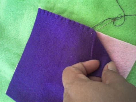 Tusuk feston merupakan salah satu tusuk dasar menjahit yang paling sering digunakan untuk menjahit beraneka macam kerajinan dari kain flanel seperti hiasan pensil, boneka, hisan sandal. Lavender Art: Tutorial Frame Cantik dari Flanel